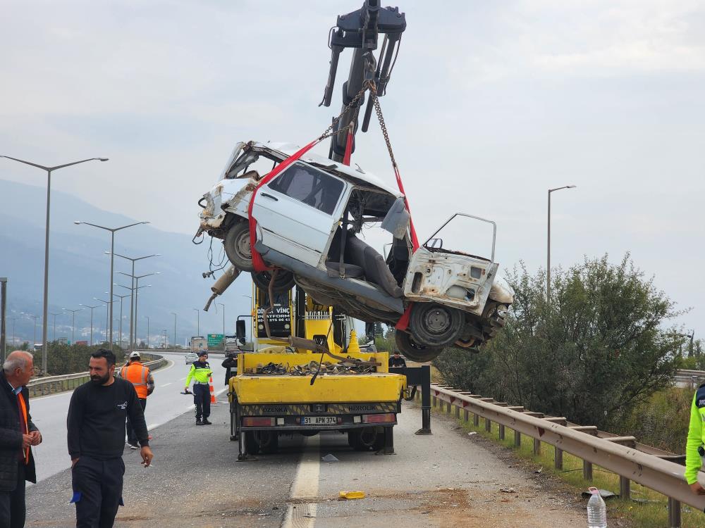 Hatay’da tırla otomobilin çarpışması sonucu meydana gelen kazada, 2 kişi hayatını kaybetti 1 çocuk yaralandı. 